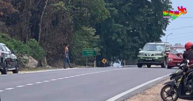 裸上半身男子站路旁 向车辆挥刀 吓坏驾驶者