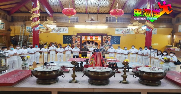 关丹斗母宫第31届理事会成员在主席黄崇洸（左13）率领下，为监誓礼拈香向神明禀告。