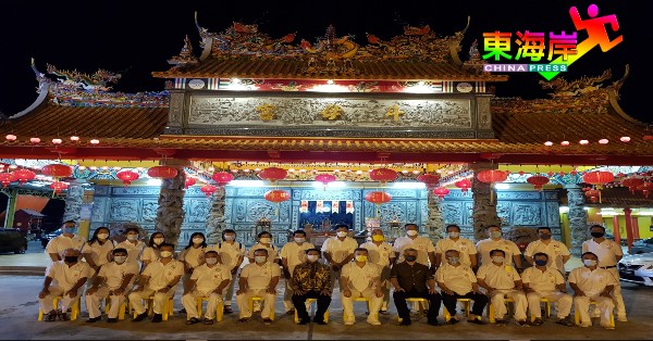 关丹斗母宫第31届理事会成员与嘉宾方天兴、杜成顺及傅炜智宫殿前合影。