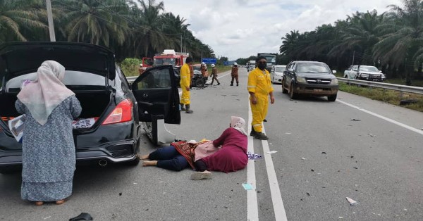 其中一名女乘客在意外中蒙受，被亲友扶助在马路上等待救援。