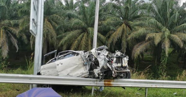 白色休旅车在意外中，严重毁不成形，卡在栏杆上。