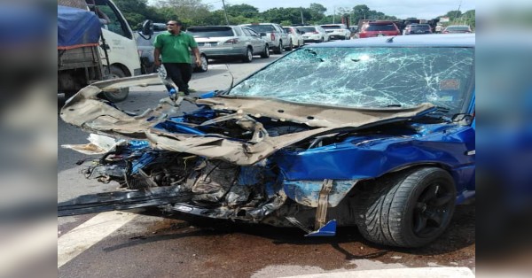 蓝色轿车于意外中，严重撞毁。