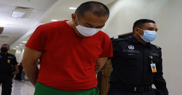 林民顺（左）承认猥亵5岁女童及摄录过程，被判入狱7年打一鞭。