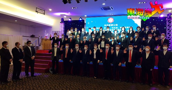 关丹客家公会第50届理事会、青年团及妇女组理事在蔡永祥（左起）、叶运福及叶运兴监誓下，完成联合宣誓就职。