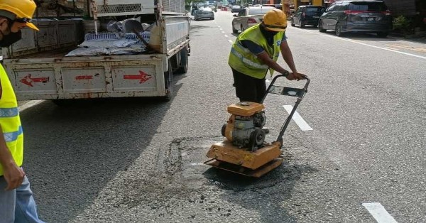 道路维修承包商在网友发贴嘲讽市长后，赶紧封路修补路坑。