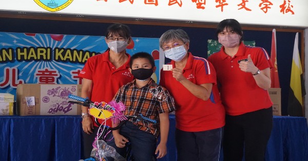 赢获儿童节幸运抽奖头奖的主卢俊成（左2）与级任老师钟燕凌、欧阳丽芳副校长及郑美芳副校长合影。