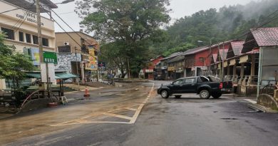 林明山镇洪水消退   村民清理边观望天气