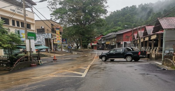 林明山镇周五下午已退水，街道上仍泥浆处处。