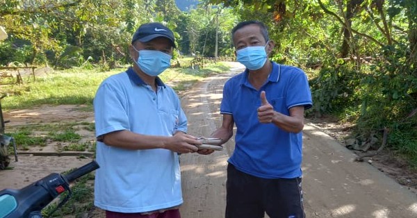 蔡青汶（左）将面食派送给受困村民。