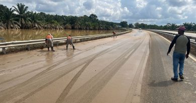 东大道水退水清泥泞    料今午或晚间恢复通车