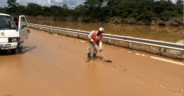 洪水消退后，泥浆布满路面，东海岸大道仅剩珍诺往淡马鲁车道未能通车。