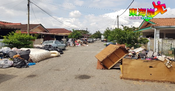 关丹重灾区之一的英特拉布拉住宅区内,灾后10天仍垃圾堆满住家前。