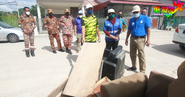 韩丹(左5)及拉欣慕达(右)带队推行“水灾善后行动”。