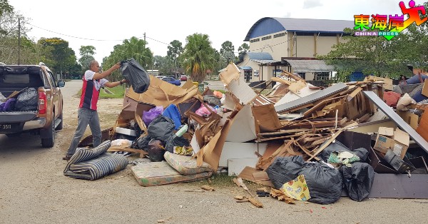 灾民自行将灾后垃圾载至住宅区内的临时收集区,以减少屋前垃圾囤集量。