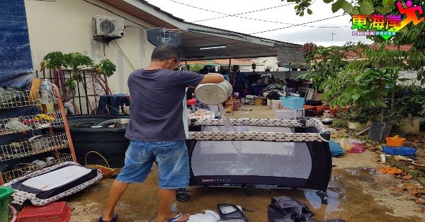 重灾区灾民仍在奋力清洗及挽救可使用的家具用品。