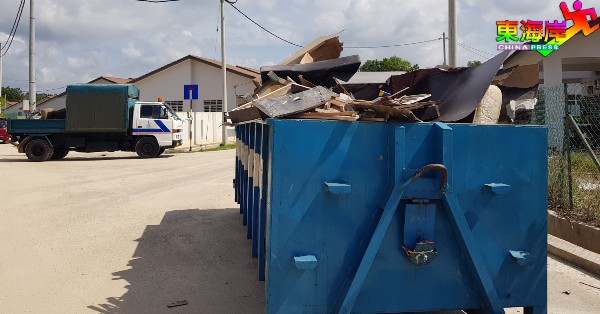 一批批的灾后固体垃圾必须出动罗厘运离灾场。