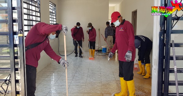 重灾区住家受灾后,全数财物家具皆淹毁报销。