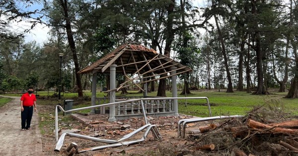沈春祥不满关丹哥罗拉公园遭大树压毁的基设，重修速度太缓慢。