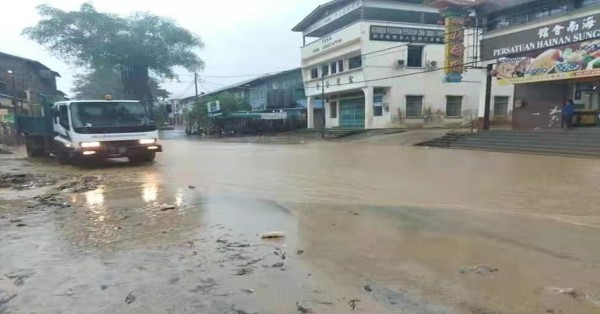 林明山镇街道于周四午后，因排水受阻而出现积水淹上马路。