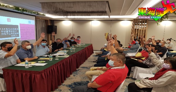 关丹培才华校董事部赞助人大会出席者，一致举手通过委任新董事部成员。