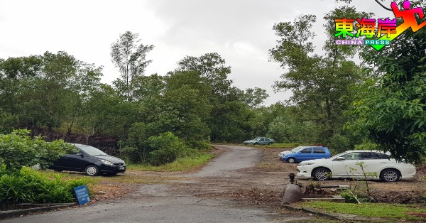 关丹灿丽园部分居民提前将车辆泊放在山丘高处，以防第二波水灾来袭。