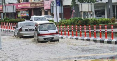 斜坡山水流入路面 劳勿路段现积水