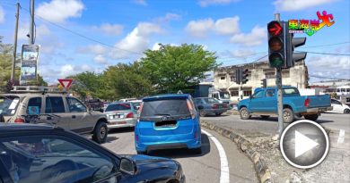文德甲多地区道路淹水 导致市区大塞车