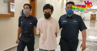 ◤看视频◢ 食店助理被控行劫老妇数万财物   不认罪