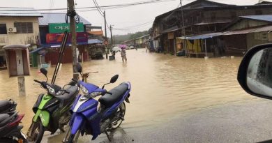 豪雨不断 河水倒灌 斯里再也再突发水灾