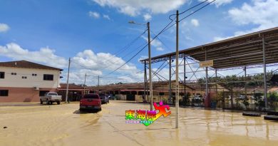 直凉大桥边明光路 水位高涨 无法通车