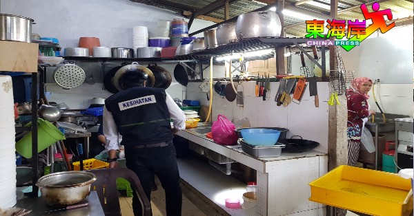 卫生官员突检食肆时，第一时间检查厨房卫生情况。