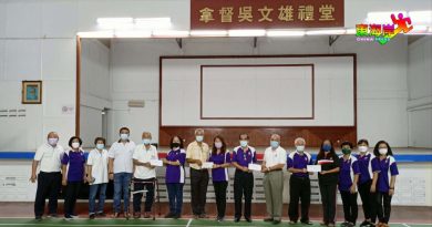 文德甲德教会紫亨阁 颁援助金予受灾学校和团体