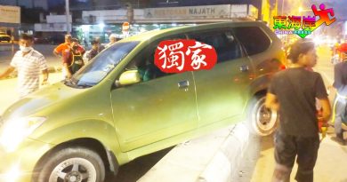 轿车撞对面车道  卡在分界堤
