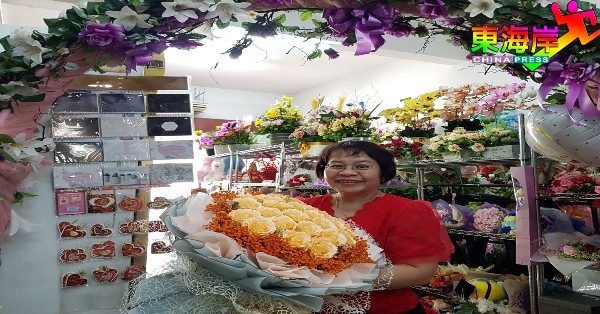 黄爱丽展示以手工皂制制的玫瑰花束，代表永恒之爱。