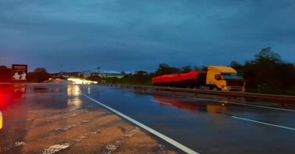 格宾绕道路靠近马中产业园区路段，周四（24日）下午因积水泛滥而一度中断交通。
