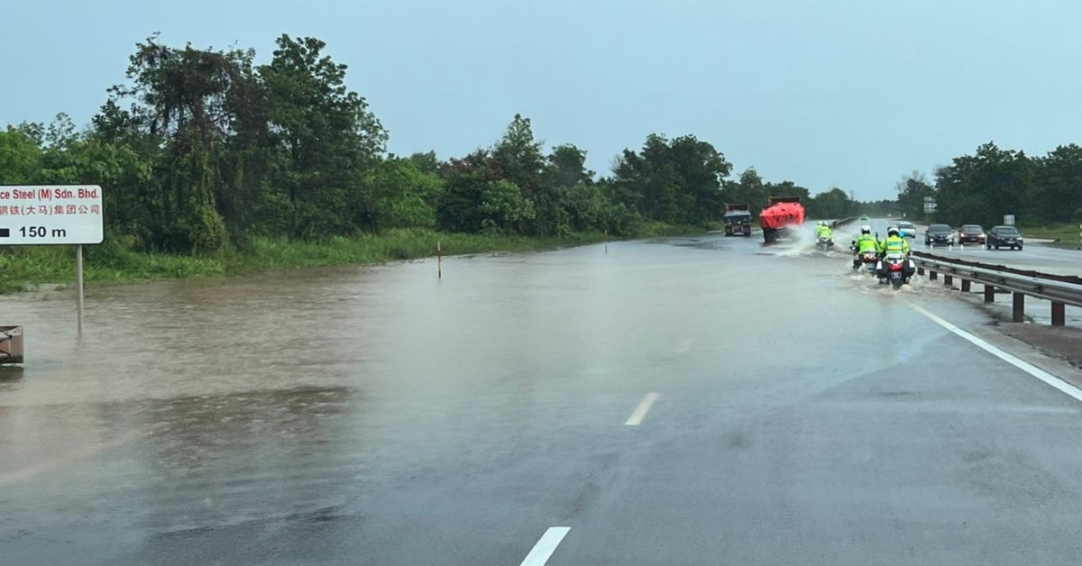 格宾工业区绕道路因连日豪雨，积水淹没道路，民众受促小心行驶或绕路而行。