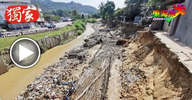 河堤工程 不堪2击  河水高涨冲走建材