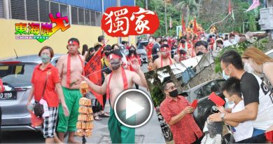 财神庙“疫中”游神  巫裔“财神”派红包