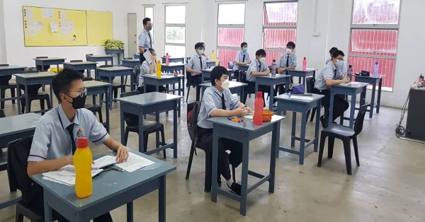 关丹中华中学SPM考生于开考首日，在学校考场做好准备。