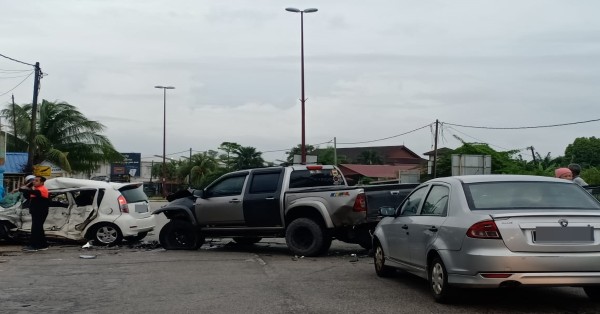 3车连环撞后，横阻在马路上，迈薇司机当场重创丧命。