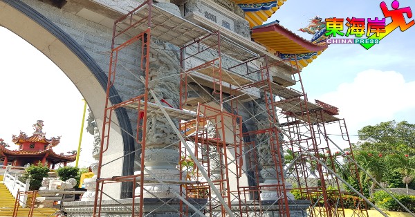 8大石雕龙柱顺利安装在大牌楼后，已开始进行后续石雕装饰美化。