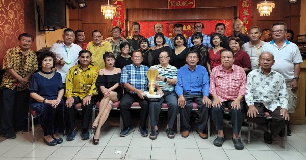 方天福（前排左4）率同东海岸肖蛇联谊会访问团成员，与霹州5区域肖蛇联谊会成员相见欢。