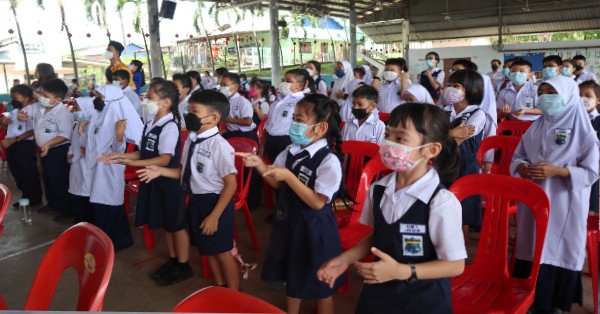 学生们在遵守防疫SOP下与教师们开心同庆教师节。