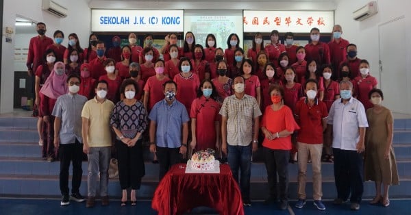 蔡世才（前排左6）率同董家协、校友会成员为老师们庆祝教师节。