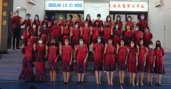 关丹公民华校老师们在疫情后，于首次复办教师节中宣读誓言。