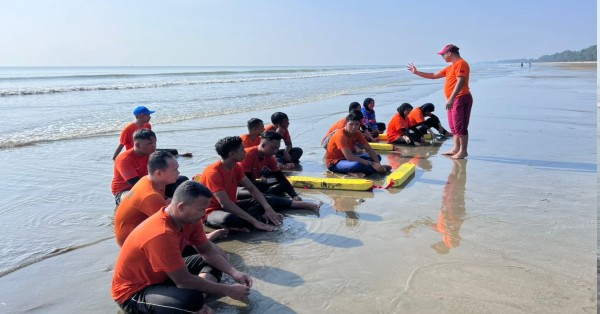 冲浪救生员在士拔海边实地接受救援技能培训。