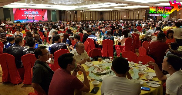 关丹华人社团联合会安老院赞助人敬老联欢宴会，获千人同场为孤老助力。