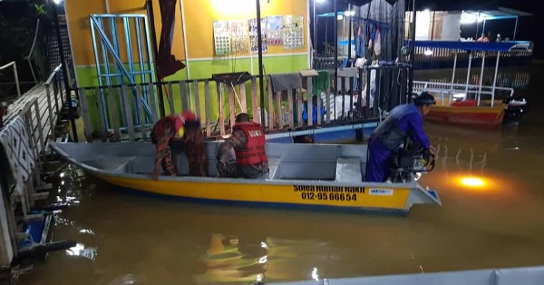 搜救队在关丹河的船屋区展开搜救女童行动。