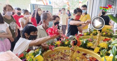 文德甲佛教会庆卫塞节 民众踊跃虔诚浴佛