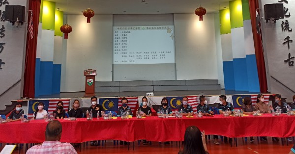 关丹中菁华校第47届家协大会日前顺利召开，获选新届理事会成员即席商议会务。